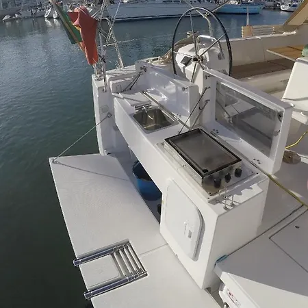 Mosquito Hotel en barco Lisboa